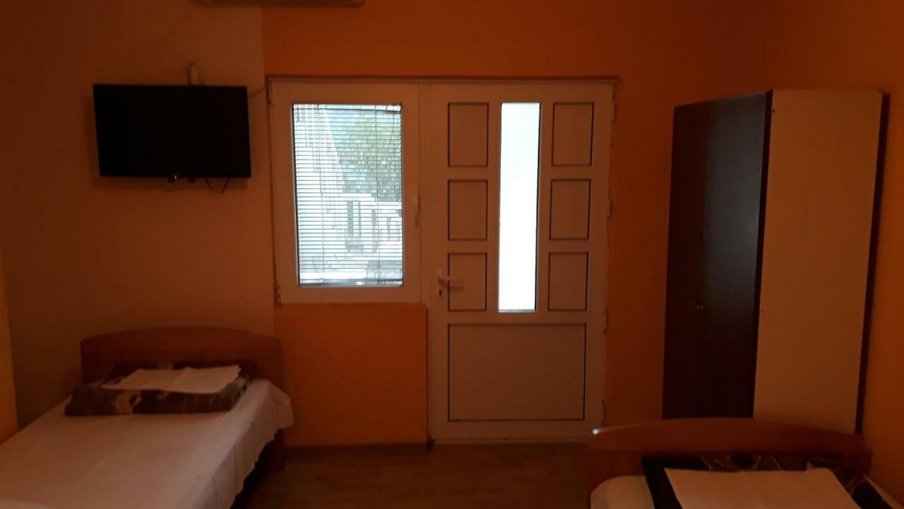 Vila Ruska Prcanj Bagian luar foto