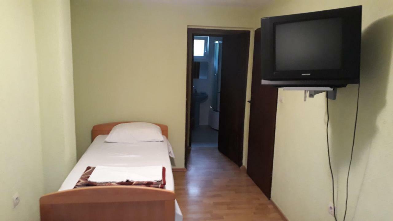 Vila Ruska Prcanj Bagian luar foto
