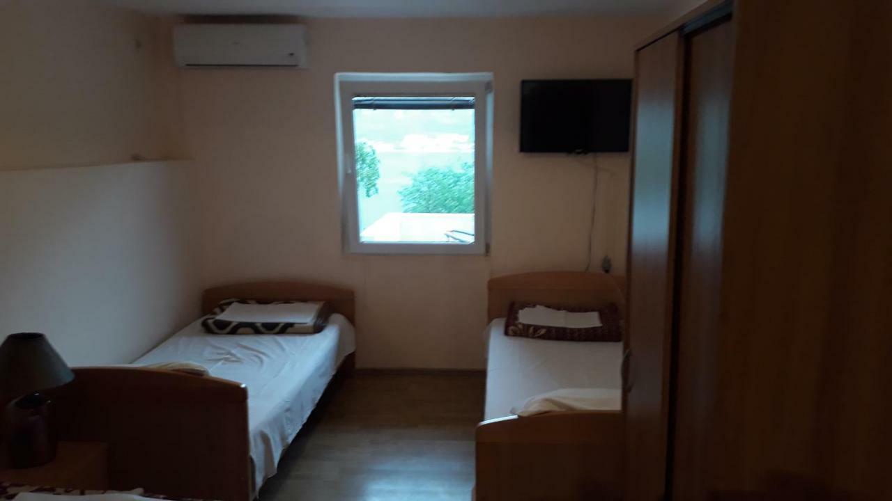 Vila Ruska Prcanj Bagian luar foto